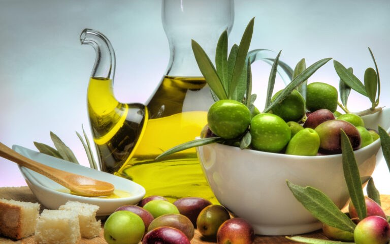 Uleiul de jojoba este considerat singurul ulei care poate fi utilizat si in cazul persoanelor cu ten gras sau predispus la acnee. Obtinut prin presarea boabelor arbustului Jojoba, acest ulei este ingredientul principal in multe produse pentru ingrijire, insa aduce numeroase beneficii si atunci cand este folosit in starea lui naturala. Uleiul de jojoba ofera siguranta in utilizare, fiind non-toxic si non-alergenic. De asemenea, nu astupa porii, nu este iritant, astfel incat poate fi folosit in siguranta in jurul ochilor si pe piele. In plus, nu ofera senzatia de piele grasa atunci cand este aplicat pe tegumente, asa cum se intampla in cazul altor tipuri de uleiuri. Tine-ti cont de cateva dintre intrebuintarile frecvente pe care le are uleiul de jojoba si nu veti regreta: Tratament impotriva acneei. Acneea nu reactioneaza foarte bine la toate tipurile de ulei, insa uleiul de jojoba parca a fost creat special pentru tratarea acestei probleme a tenului. Explicatia este foarte simpla: uleiul de jojoba are o afinitate remarcabila cu pielea si parul, avand o compozitie similara sebumului produs in mod natural de glandele sebacee (sebumul este compus din monoesteri de ceara, la fel ca uleiul de jojoba). Astfel, odata aplicat pe piele, uleiul pacaleste glandele sebacee si inhiba productia excesiva de sebum. Tratament pentru par. Pentru persoanele care au parul uscat si deteriorat, uleiul de jojoba poate face minuni. Asta pentru ca il hraneste si face firul mai rezistent, iar in cazul celor cu par gras regleaza excesul de sebum. Ca si metoda de folosire, se maseaza scalpul cu ulei si se acopera cu un prosop timp de 10-15 minute. Urmati acest tratament o data pe saptamana si vei vedea ca parul va deveni mai stralucitor si mai sanatos. De asemenea, puteti turna cateva picaturi de ulei si in balsamul de par. Uleiul de jojoba hidrateaza scalpul si ajuta la prevenirea matretii sau a altor afectiuni ale scalpului. Balsam pentru buze. Cateva picaturi de ulei de jojoba aplicate pe buze ofera un grad ridicat de hidratare. Buzele vor fi instant mai catifelate si vor arata senzational. Acesta actioneaza mai bine pe timp de noapte, fiind benefic pentru tratarea buzelor uscate.
